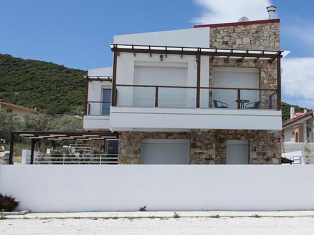 Ανέργεση τριών διώροφον τουριστικών κατοικιών με υπόγειο βοηθητικό χώρο,πισίνες & περίφραξη