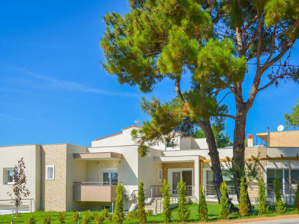 Ανέργεση διώροφης οικοδομής ενοικιαζόμενων δωματίων με υπόγειο εξωτερική πισίνα & περίφραξη